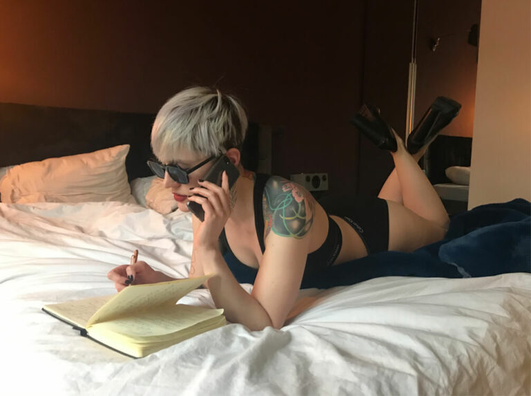 Bonding over dicks and art - Salvador meets erotic writer Ida
